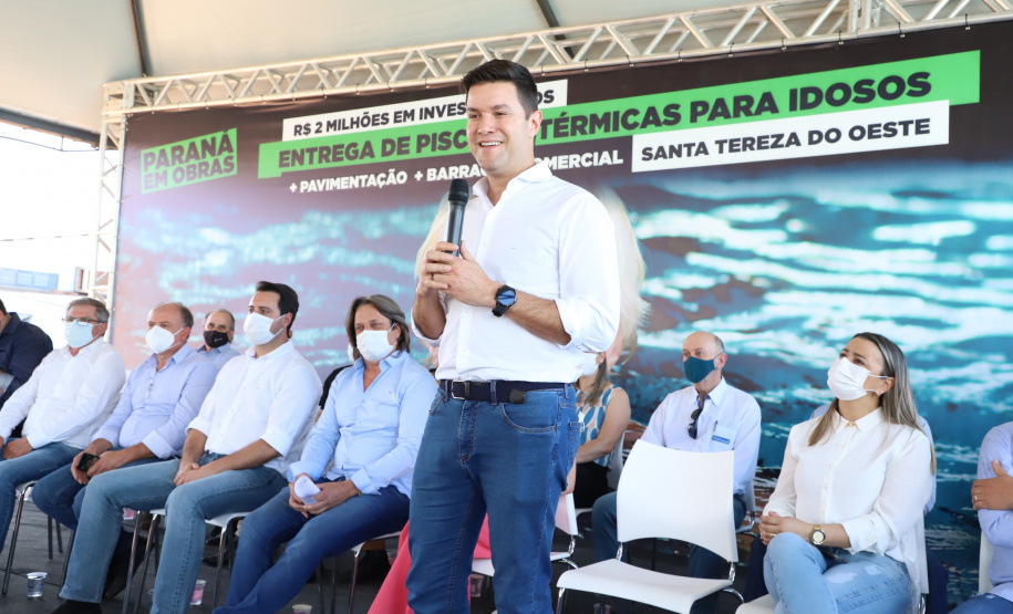 O município de Santa Tereza do Oeste ganhou nesta sexta-feira (22) uma piscina térmica pública para atendimento da população idosa. O local será um centro de reabilitação, com atividades como hidroginástica e fisioterapia e atendimento psicológico. A estrutura foi construída com recursos viabilizados pelo Estado e inaugurada nesta sexta-feira (22) pelo governador Carlos Massa Ratinho Junior.Foto: Ari Dias/AEN