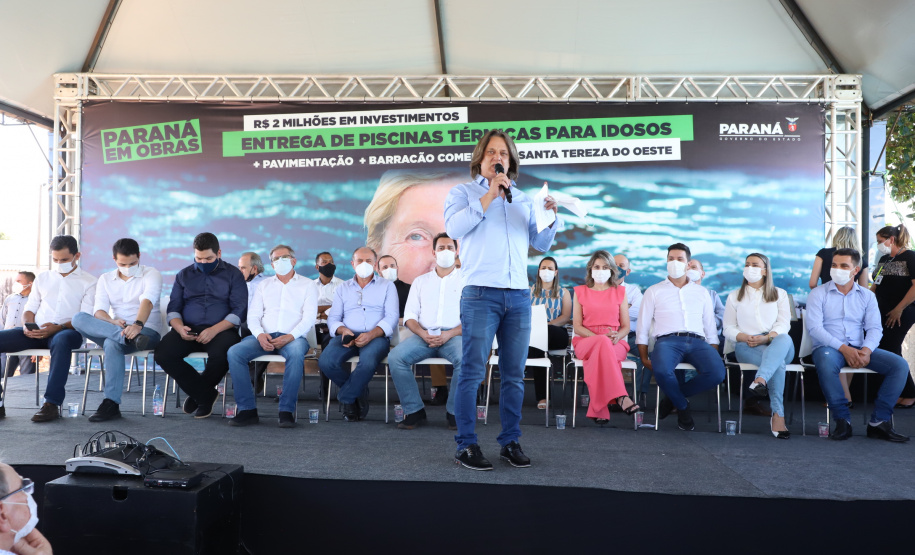 O município de Santa Tereza do Oeste ganhou nesta sexta-feira (22) uma piscina térmica pública para atendimento da população idosa. O local será um centro de reabilitação, com atividades como hidroginástica e fisioterapia e atendimento psicológico. A estrutura foi construída com recursos viabilizados pelo Estado e inaugurada nesta sexta-feira (22) pelo governador Carlos Massa Ratinho Junior.Foto: Ari Dias/AEN