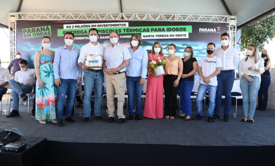 O município de Santa Tereza do Oeste ganhou nesta sexta-feira (22) uma piscina térmica pública para atendimento da população idosa. O local será um centro de reabilitação, com atividades como hidroginástica e fisioterapia e atendimento psicológico. A estrutura foi construída com recursos viabilizados pelo Estado e inaugurada nesta sexta-feira (22) pelo governador Carlos Massa Ratinho Junior.Foto: Ari Dias/AEN