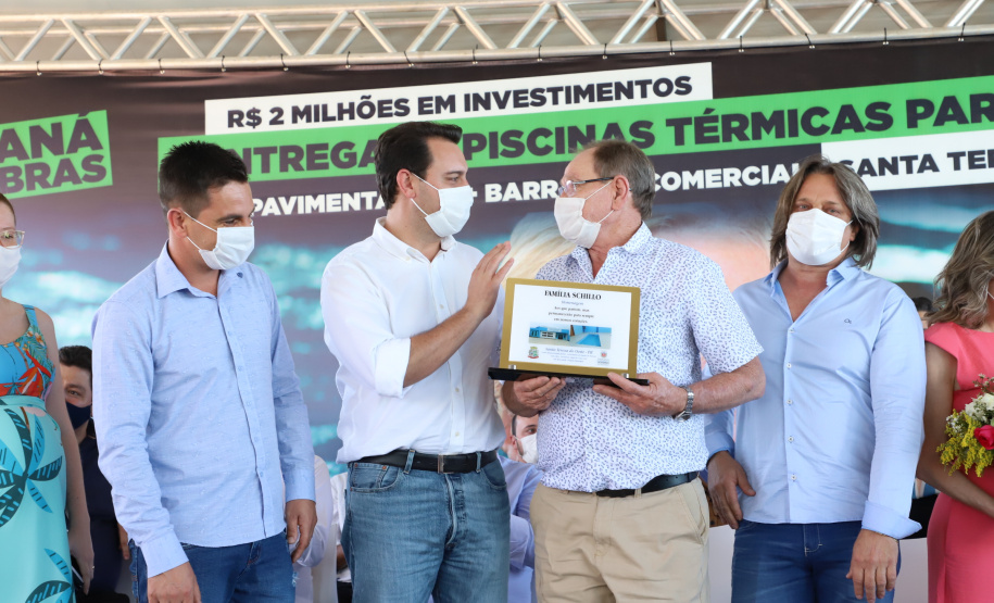 O município de Santa Tereza do Oeste ganhou nesta sexta-feira (22) uma piscina térmica pública para atendimento da população idosa. O local será um centro de reabilitação, com atividades como hidroginástica e fisioterapia e atendimento psicológico. A estrutura foi construída com recursos viabilizados pelo Estado e inaugurada nesta sexta-feira (22) pelo governador Carlos Massa Ratinho Junior.Foto: Ari Dias/AEN