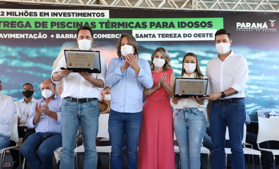 O município de Santa Tereza do Oeste ganhou nesta sexta-feira (22) uma piscina térmica pública para atendimento da população idosa. O local será um centro de reabilitação, com atividades como hidroginástica e fisioterapia e atendimento psicológico. A estrutura foi construída com recursos viabilizados pelo Estado e inaugurada nesta sexta-feira (22) pelo governador Carlos Massa Ratinho Junior.Foto: Ari Dias/AEN