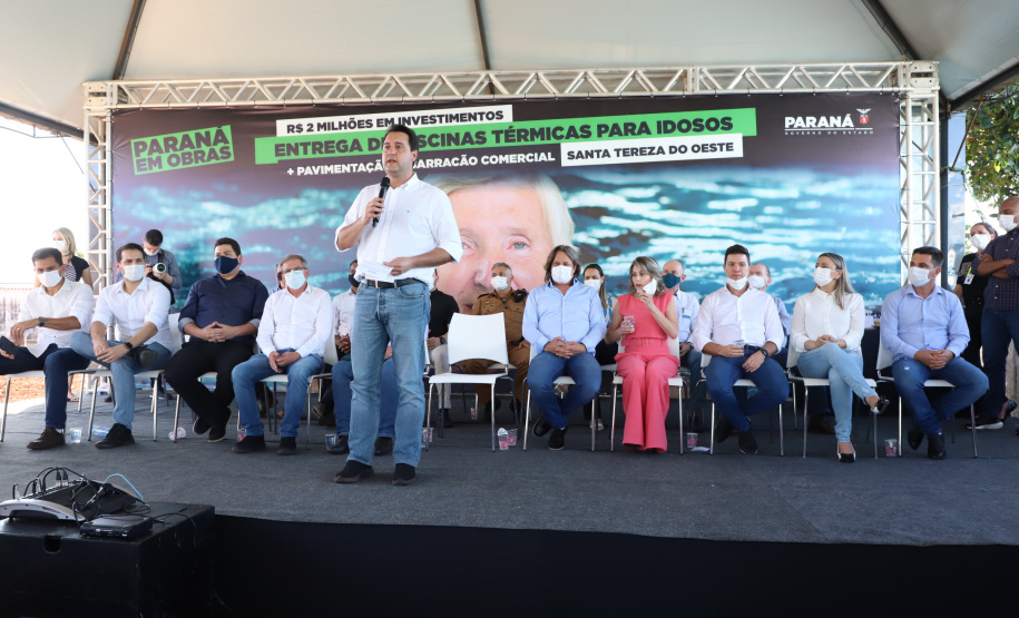 O município de Santa Tereza do Oeste ganhou nesta sexta-feira (22) uma piscina térmica pública para atendimento da população idosa. O local será um centro de reabilitação, com atividades como hidroginástica e fisioterapia e atendimento psicológico. A estrutura foi construída com recursos viabilizados pelo Estado e inaugurada nesta sexta-feira (22) pelo governador Carlos Massa Ratinho Junior.Foto: Ari Dias/AEN