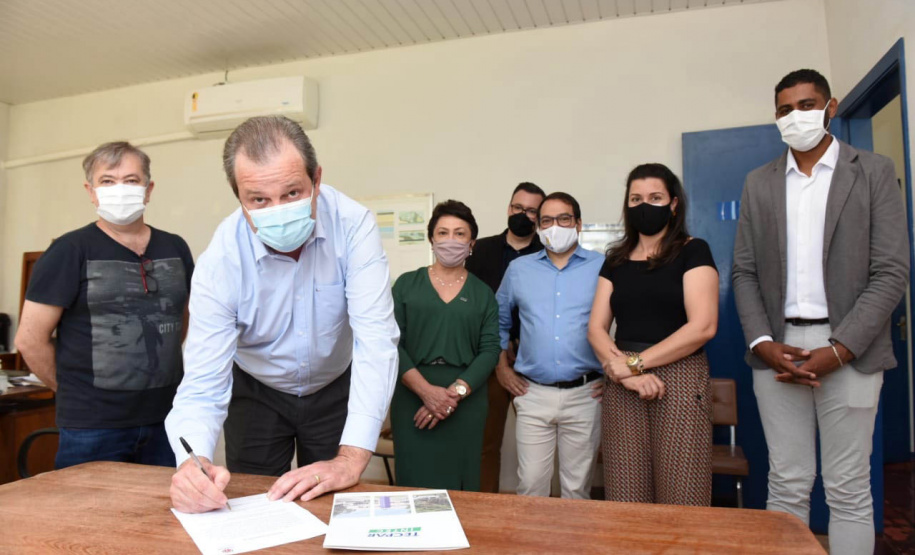 O superintendente de Ciência, Tecnologia e Ensino Superior, Aldo Nelson Bona, assinou na quinta-feira (21) a liberação de recursos da ordem de R$ 259 mil para a implantação do Parque de Cultura, Extensão e Inovação da Universidade Estadual do Norte do Paraná (UENP). - Curitiba, 22/10/2021 - Foto: SETI