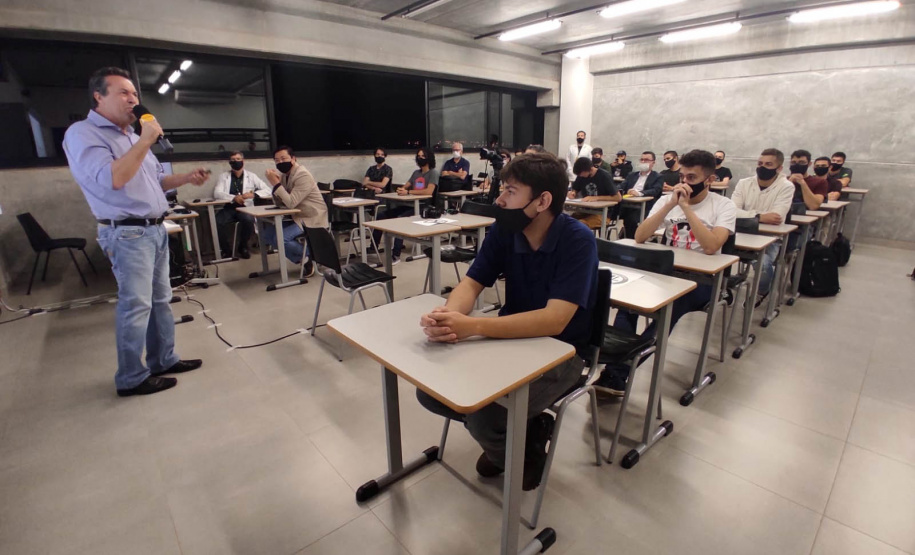 Para que as prefeituras do Paraná conheçam os projetos e programas desenvolvidos na área ambiental, o secretário do Desenvolvimento Sustentável e do Turismo (Sedest), Márcio Nunes, promove palestras aos representantes dos municípios. - Curitiba, 22/10/2021 - Foto: Alessandro Vieira/SEDEST