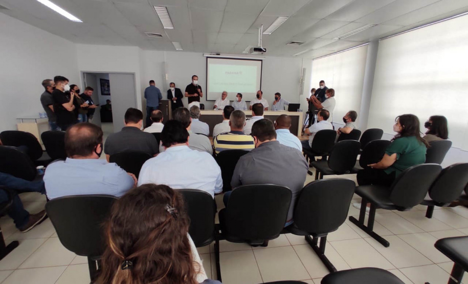 Para que as prefeituras do Paraná conheçam os projetos e programas desenvolvidos na área ambiental, o secretário do Desenvolvimento Sustentável e do Turismo (Sedest), Márcio Nunes, promove palestras aos representantes dos municípios. - Curitiba, 22/10/2021 - Foto: Alessandro Vieira/SEDEST