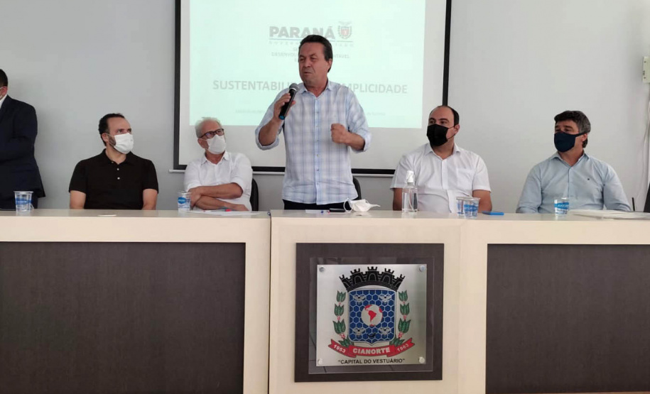 Para que as prefeituras do Paraná conheçam os projetos e programas desenvolvidos na área ambiental, o secretário do Desenvolvimento Sustentável e do Turismo (Sedest), Márcio Nunes, promove palestras aos representantes dos municípios. - Curitiba, 22/10/2021 - Foto: Alessandro Vieira/SEDEST