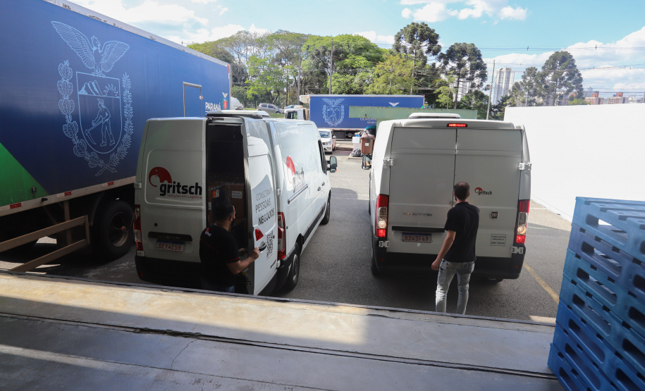 Um novo carregamento  555.750 imunizantes da Pfizer/BioNTech   contra a Covid-19 chegam no Centro de Medicamentos do Paraná (Cemepar), em Curitiba, na nesta sexta-feira (22).  Foto: Geraldo Bubniak/AEN