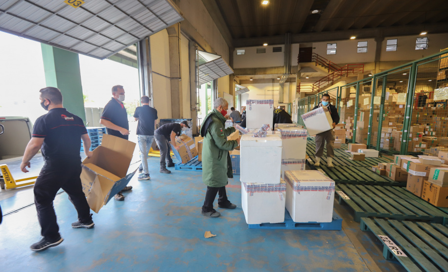 Um novo carregamento  555.750 imunizantes da Pfizer/BioNTech   contra a Covid-19 chegam no Centro de Medicamentos do Paraná (Cemepar), em Curitiba, na nesta sexta-feira (22).  Foto: Geraldo Bubniak/AEN