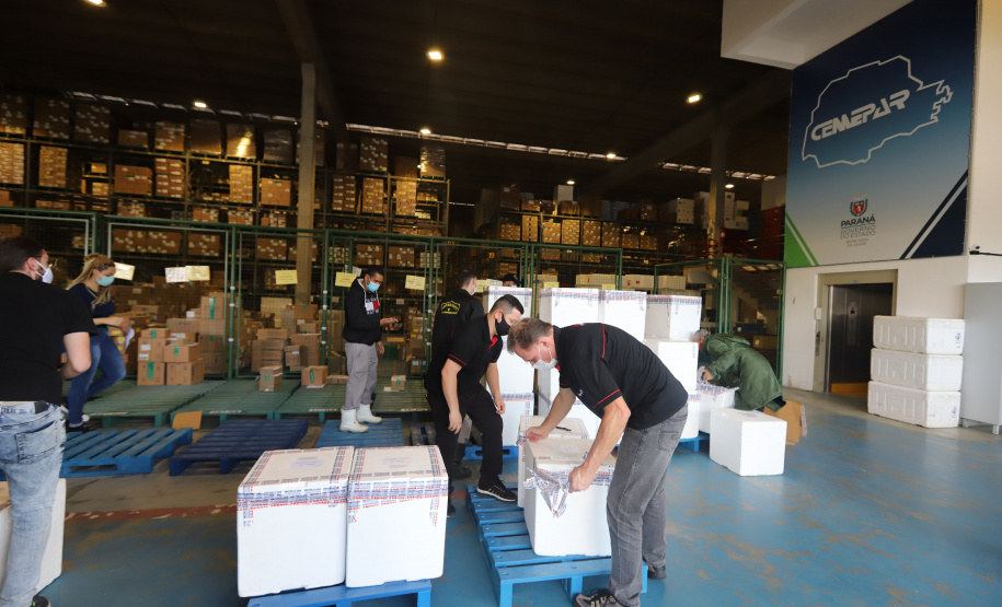 Um novo carregamento  555.750 imunizantes da Pfizer/BioNTech   contra a Covid-19 chegam no Centro de Medicamentos do Paraná (Cemepar), em Curitiba, na nesta sexta-feira (22).  Foto: Geraldo Bubniak/AEN