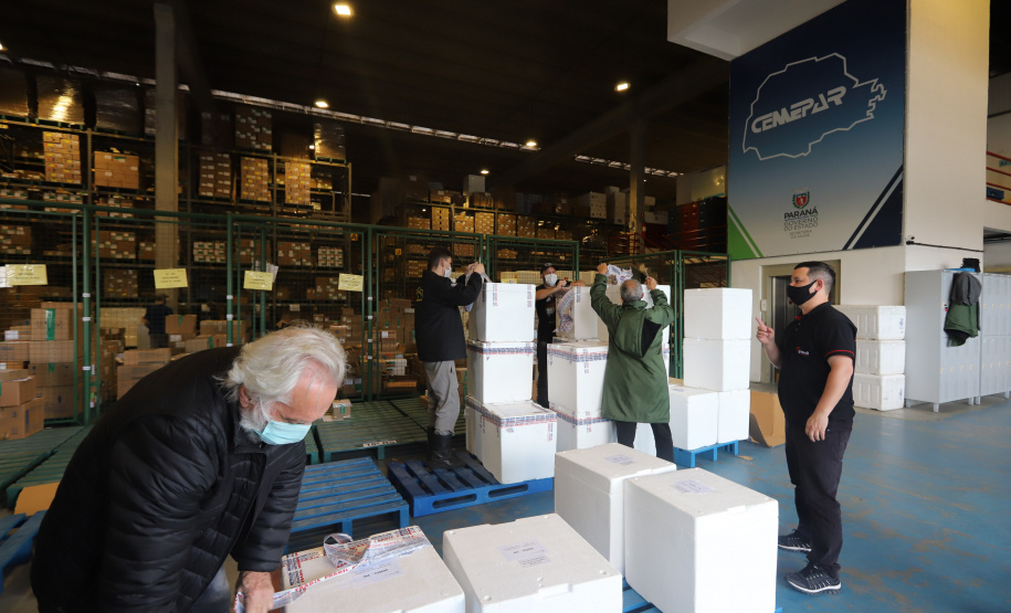 Um novo carregamento  555.750 imunizantes da Pfizer/BioNTech   contra a Covid-19 chegam no Centro de Medicamentos do Paraná (Cemepar), em Curitiba, na nesta sexta-feira (22).  Foto: Geraldo Bubniak/AEN
