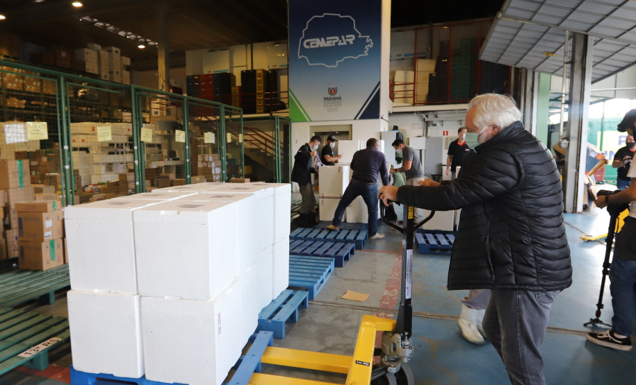 Um novo carregamento  555.750 imunizantes da Pfizer/BioNTech   contra a Covid-19 chegam no Centro de Medicamentos do Paraná (Cemepar), em Curitiba, na nesta sexta-feira (22).  Foto: Geraldo Bubniak/AEN