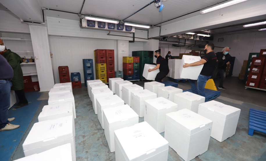 Um novo carregamento  555.750 imunizantes da Pfizer/BioNTech   contra a Covid-19 chegam no Centro de Medicamentos do Paraná (Cemepar), em Curitiba, na nesta sexta-feira (22).  Foto: Geraldo Bubniak/AEN