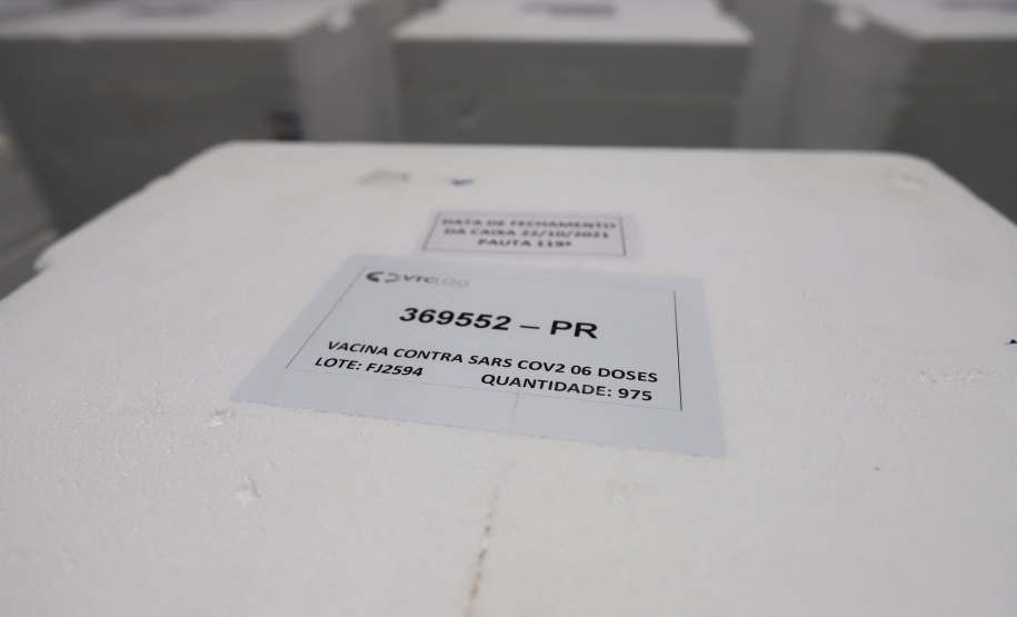 Um novo carregamento  555.750 imunizantes da Pfizer/BioNTech   contra a Covid-19 chegam no Centro de Medicamentos do Paraná (Cemepar), em Curitiba, na nesta sexta-feira (22).  Foto: Geraldo Bubniak/AEN