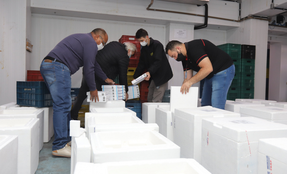 Um novo carregamento  555.750 imunizantes da Pfizer/BioNTech   contra a Covid-19 chegam no Centro de Medicamentos do Paraná (Cemepar), em Curitiba, na nesta sexta-feira (22).  Foto: Geraldo Bubniak/AEN