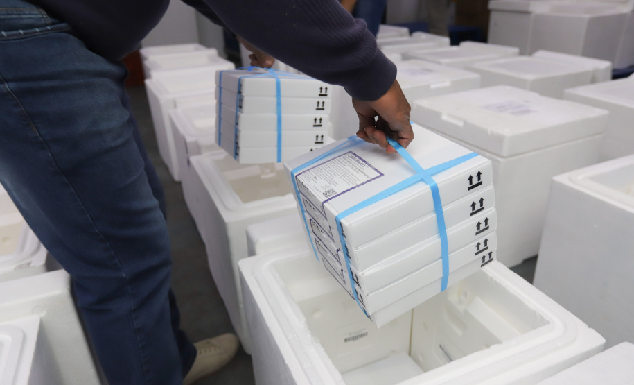 Um novo carregamento  555.750 imunizantes da Pfizer/BioNTech   contra a Covid-19 chegam no Centro de Medicamentos do Paraná (Cemepar), em Curitiba, na nesta sexta-feira (22).  Foto: Geraldo Bubniak/AEN