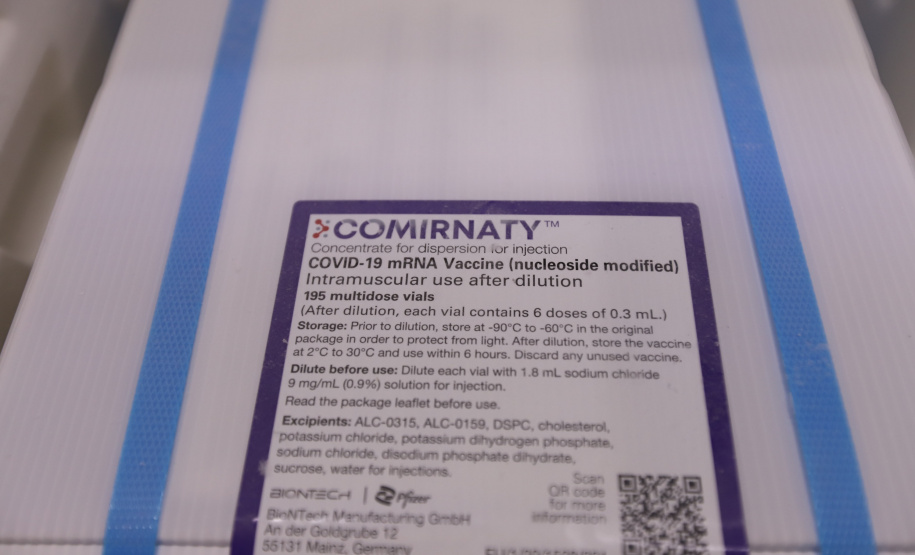 Um novo carregamento  555.750 imunizantes da Pfizer/BioNTech   contra a Covid-19 chegam no Centro de Medicamentos do Paraná (Cemepar), em Curitiba, na nesta sexta-feira (22).  Foto: Geraldo Bubniak/AEN