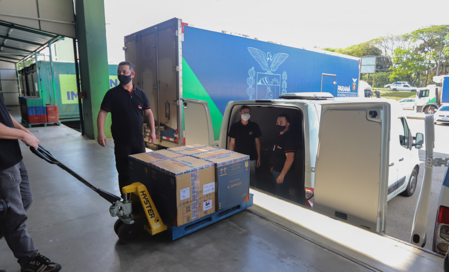 Um novo carregamento  555.750 imunizantes da Pfizer/BioNTech   contra a Covid-19 chegam no Centro de Medicamentos do Paraná (Cemepar), em Curitiba, na nesta sexta-feira (22).  Foto: Geraldo Bubniak/AEN