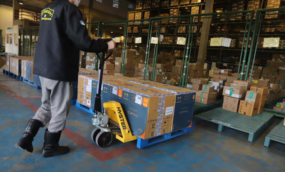 Um novo carregamento  555.750 imunizantes da Pfizer/BioNTech   contra a Covid-19 chegam no Centro de Medicamentos do Paraná (Cemepar), em Curitiba, na nesta sexta-feira (22).  Foto: Geraldo Bubniak/AEN