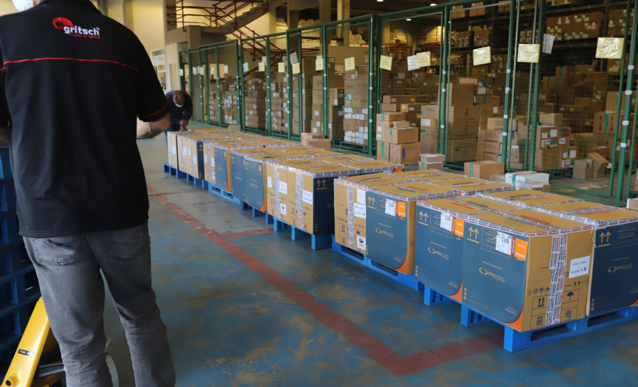 Um novo carregamento  555.750 imunizantes da Pfizer/BioNTech   contra a Covid-19 chegam no Centro de Medicamentos do Paraná (Cemepar), em Curitiba, na nesta sexta-feira (22).  Foto: Geraldo Bubniak/AEN