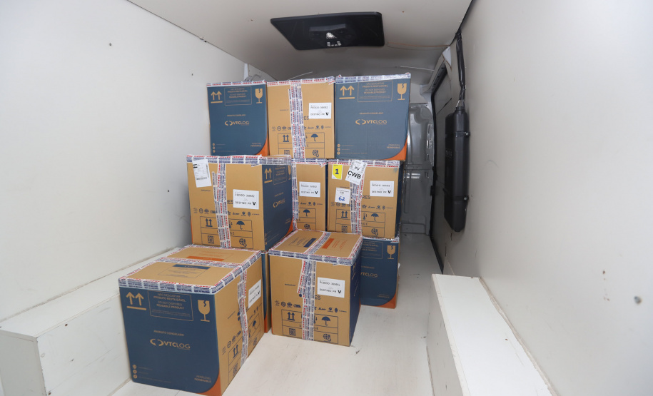 Um novo carregamento  555.750 imunizantes da Pfizer/BioNTech   contra a Covid-19 chegam no Centro de Medicamentos do Paraná (Cemepar), em Curitiba, na nesta sexta-feira (22).  Foto: Geraldo Bubniak/AEN