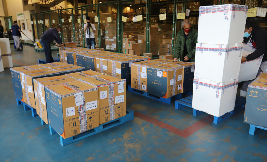 Um novo carregamento  555.750 imunizantes da Pfizer/BioNTech   contra a Covid-19 chegam no Centro de Medicamentos do Paraná (Cemepar), em Curitiba, na nesta sexta-feira (22).  Foto: Geraldo Bubniak/AEN