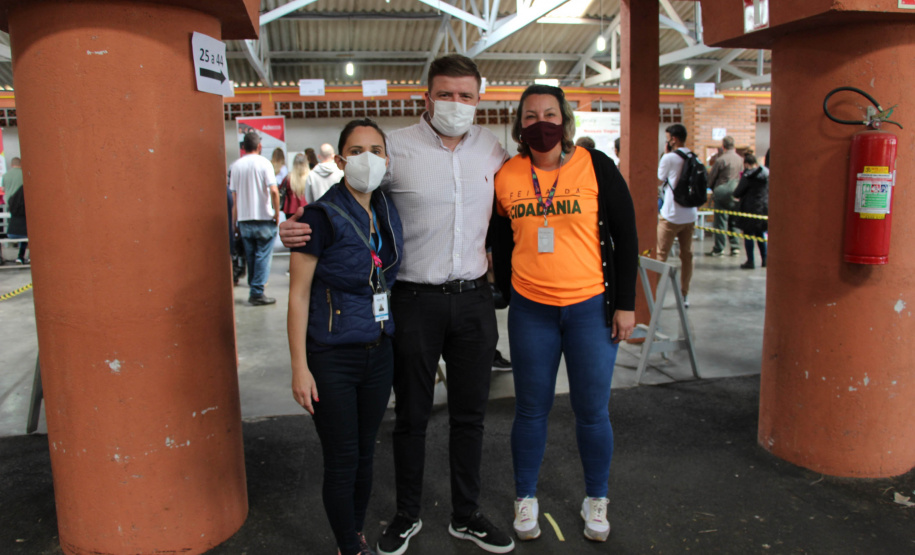 Mais de 900 pessoas saíram empregadas do mutirão de empregos, realizado nesta sexta-feira (22) no bairro de Santa Felicidade, em Curitiba. Foram cerca de 1.600 vagas com carteira assinada oferecidas pelas 40 empresas presentes ao evento. - Curitiba, 22/10/2021 - Foto: SEJUF