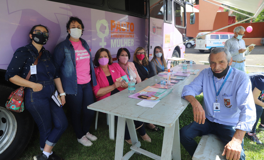 Mais de 900 pessoas saíram empregadas do mutirão de empregos, realizado nesta sexta-feira (22) no bairro de Santa Felicidade, em Curitiba. Foram cerca de 1.600 vagas com carteira assinada oferecidas pelas 40 empresas presentes ao evento. - Curitiba, 22/10/2021 - Foto: SEJUF