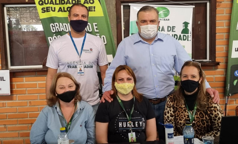 Mais de 900 pessoas saíram empregadas do mutirão de empregos, realizado nesta sexta-feira (22) no bairro de Santa Felicidade, em Curitiba. Foram cerca de 1.600 vagas com carteira assinada oferecidas pelas 40 empresas presentes ao evento. - Curitiba, 22/10/2021 - Foto: SEJUF