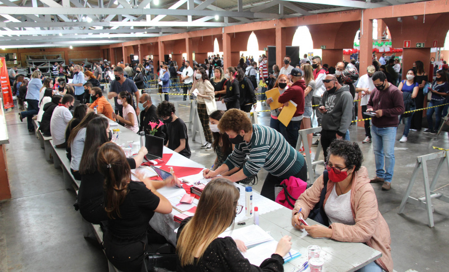 Mais de 900 pessoas saíram empregadas do mutirão de empregos, realizado nesta sexta-feira (22) no bairro de Santa Felicidade, em Curitiba. Foram cerca de 1.600 vagas com carteira assinada oferecidas pelas 40 empresas presentes ao evento. - Curitiba, 22/10/2021 - Foto: SEJUF