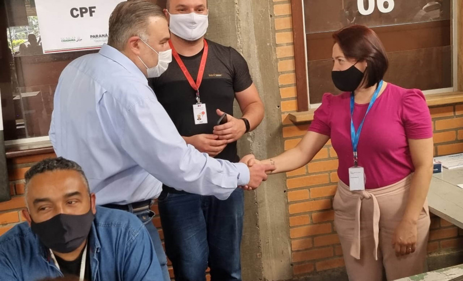 Mais de 900 pessoas saíram empregadas do mutirão de empregos, realizado nesta sexta-feira (22) no bairro de Santa Felicidade, em Curitiba. Foram cerca de 1.600 vagas com carteira assinada oferecidas pelas 40 empresas presentes ao evento. - Curitiba, 22/10/2021 - Foto: SEJUF