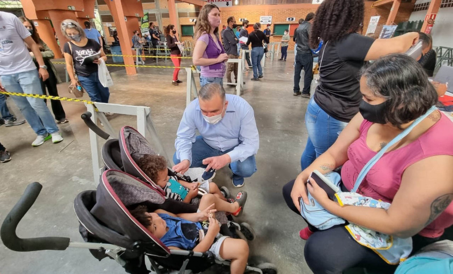 Mais de 900 pessoas saíram empregadas do mutirão de empregos, realizado nesta sexta-feira (22) no bairro de Santa Felicidade, em Curitiba. Foram cerca de 1.600 vagas com carteira assinada oferecidas pelas 40 empresas presentes ao evento. - Curitiba, 22/10/2021 - Foto: SEJUF