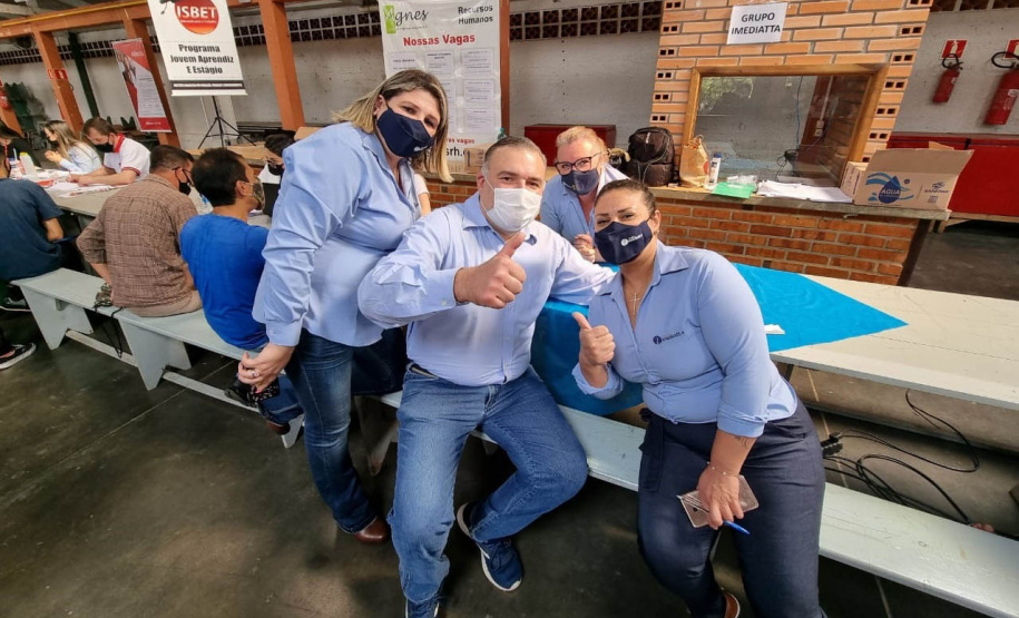 Mais de 900 pessoas saíram empregadas do mutirão de empregos, realizado nesta sexta-feira (22) no bairro de Santa Felicidade, em Curitiba. Foram cerca de 1.600 vagas com carteira assinada oferecidas pelas 40 empresas presentes ao evento. - Curitiba, 22/10/2021 - Foto: SEJUF