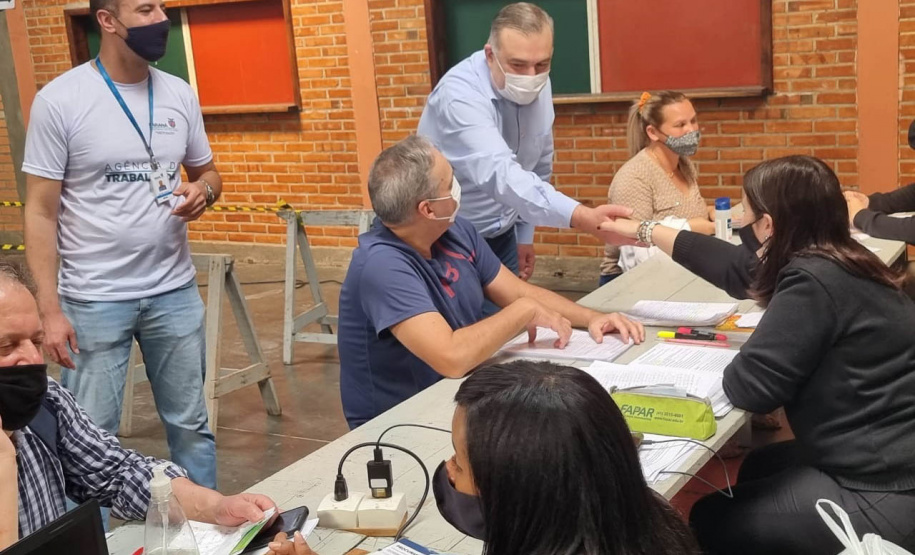 Mais de 900 pessoas saíram empregadas do mutirão de empregos, realizado nesta sexta-feira (22) no bairro de Santa Felicidade, em Curitiba. Foram cerca de 1.600 vagas com carteira assinada oferecidas pelas 40 empresas presentes ao evento. - Curitiba, 22/10/2021 - Foto: SEJUF