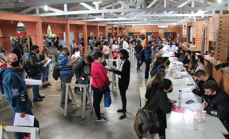 Mais de 900 pessoas saíram empregadas do mutirão de empregos, realizado nesta sexta-feira (22) no bairro de Santa Felicidade, em Curitiba. Foram cerca de 1.600 vagas com carteira assinada oferecidas pelas 40 empresas presentes ao evento. - Curitiba, 22/10/2021 - Foto: SEJUF