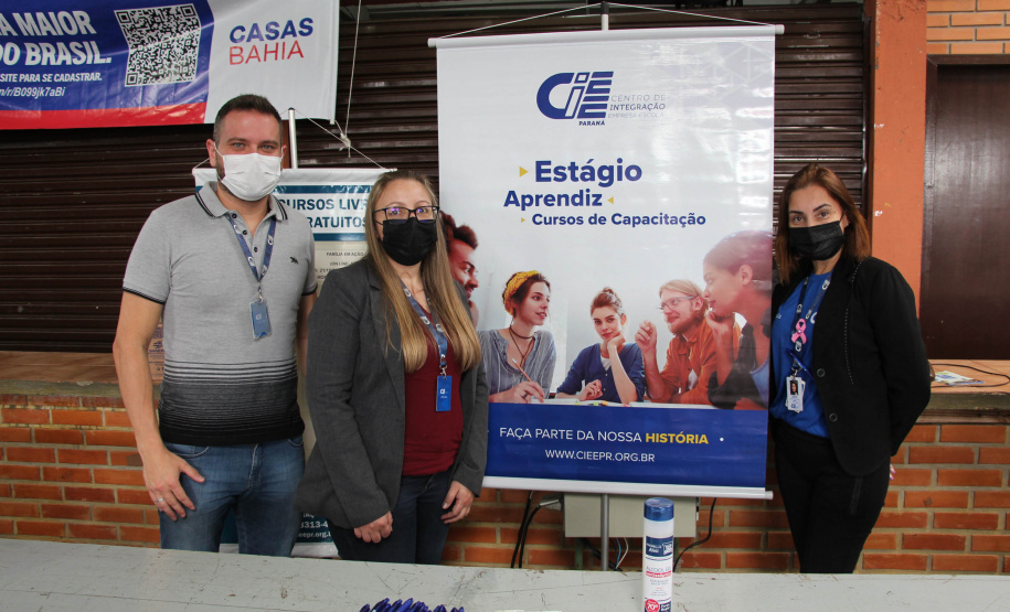 Mais de 900 pessoas saíram empregadas do mutirão de empregos, realizado nesta sexta-feira (22) no bairro de Santa Felicidade, em Curitiba. Foram cerca de 1.600 vagas com carteira assinada oferecidas pelas 40 empresas presentes ao evento. - Curitiba, 22/10/2021 - Foto: SEJUF