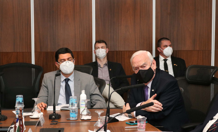 O vice-governador Darci Piana recebeu nesta sexta-feira (22) o embaixador da Costa Rica no Brasil, Norman Lizano Ortiz, e uma comitiva daquele país da América Central, para discutir possibilidades de intensificar relacionamento e trocas comerciais. O encontro foi realizado no Palácio Iguaçu.Foto: Camila Tonett