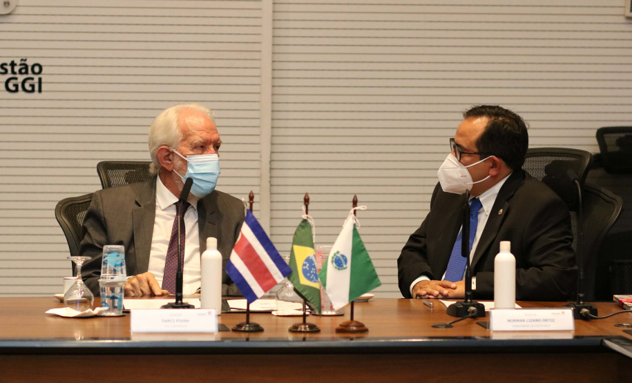 O vice-governador Darci Piana recebeu nesta sexta-feira (22) o embaixador da Costa Rica no Brasil, Norman Lizano Ortiz, e uma comitiva daquele país da América Central, para discutir possibilidades de intensificar relacionamento e trocas comerciais. O encontro foi realizado no Palácio Iguaçu.Foto: Camila Tonett