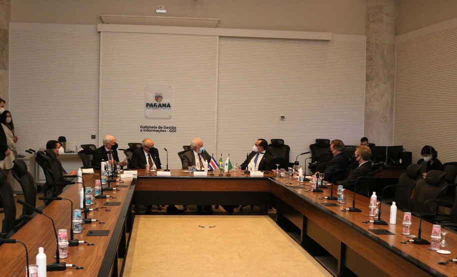 O vice-governador Darci Piana recebeu nesta sexta-feira (22) o embaixador da Costa Rica no Brasil, Norman Lizano Ortiz, e uma comitiva daquele país da América Central, para discutir possibilidades de intensificar relacionamento e trocas comerciais. O encontro foi realizado no Palácio Iguaçu.Foto: Camila Tonett