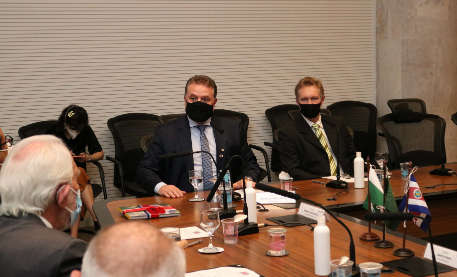 O vice-governador Darci Piana recebeu nesta sexta-feira (22) o embaixador da Costa Rica no Brasil, Norman Lizano Ortiz, e uma comitiva daquele país da América Central, para discutir possibilidades de intensificar relacionamento e trocas comerciais. O encontro foi realizado no Palácio Iguaçu.Foto: Camila Tonett