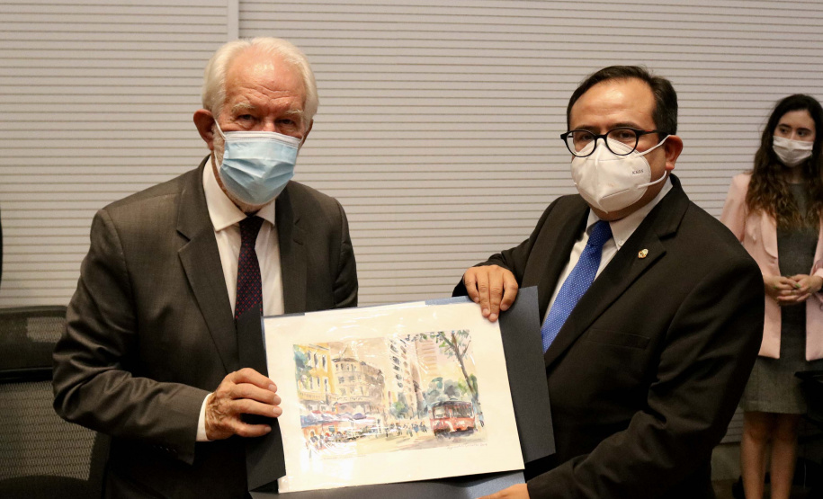 O vice-governador Darci Piana recebeu nesta sexta-feira (22) o embaixador da Costa Rica no Brasil, Norman Lizano Ortiz, e uma comitiva daquele país da América Central, para discutir possibilidades de intensificar relacionamento e trocas comerciais. O encontro foi realizado no Palácio Iguaçu.Foto: Camila Tonett