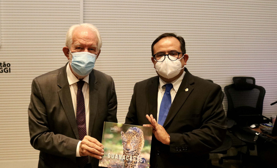 O vice-governador Darci Piana recebeu nesta sexta-feira (22) o embaixador da Costa Rica no Brasil, Norman Lizano Ortiz, e uma comitiva daquele país da América Central, para discutir possibilidades de intensificar relacionamento e trocas comerciais. O encontro foi realizado no Palácio Iguaçu.Foto: Camila Tonett