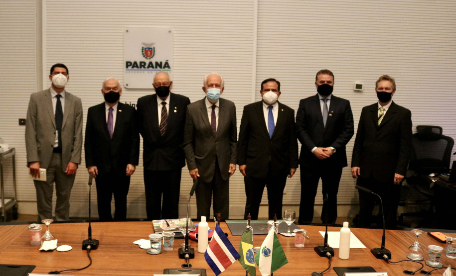 O vice-governador Darci Piana recebeu nesta sexta-feira (22) o embaixador da Costa Rica no Brasil, Norman Lizano Ortiz, e uma comitiva daquele país da América Central, para discutir possibilidades de intensificar relacionamento e trocas comerciais. O encontro foi realizado no Palácio Iguaçu.Foto: Camila Tonett
