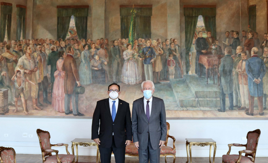 O vice-governador Darci Piana recebeu nesta sexta-feira (22) o embaixador da Costa Rica no Brasil, Norman Lizano Ortiz, e uma comitiva daquele país da América Central, para discutir possibilidades de intensificar relacionamento e trocas comerciais. O encontro foi realizado no Palácio Iguaçu.Foto: Camila Tonett