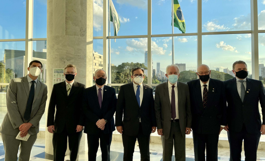 O vice-governador Darci Piana recebeu nesta sexta-feira (22) o embaixador da Costa Rica no Brasil, Norman Lizano Ortiz, e uma comitiva daquele país da América Central, para discutir possibilidades de intensificar relacionamento e trocas comerciais. O encontro foi realizado no Palácio Iguaçu.Foto: Camila Tonett