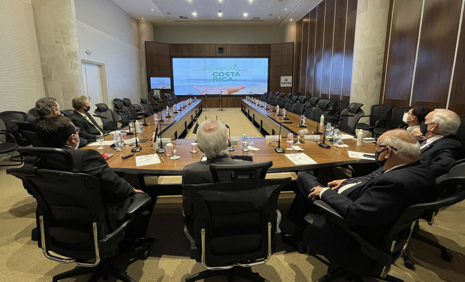 O vice-governador Darci Piana recebeu nesta sexta-feira (22) o embaixador da Costa Rica no Brasil, Norman Lizano Ortiz, e uma comitiva daquele país da América Central, para discutir possibilidades de intensificar relacionamento e trocas comerciais. O encontro foi realizado no Palácio Iguaçu.Foto: Camila Tonett