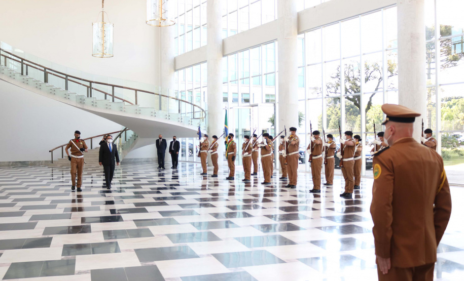 O vice-governador Darci Piana recebeu nesta sexta-feira (22) o embaixador da Costa Rica no Brasil, Norman Lizano Ortiz, e uma comitiva daquele país da América Central, para discutir possibilidades de intensificar relacionamento e trocas comerciais. O encontro foi realizado no Palácio Iguaçu.Foto: Camila Tonett