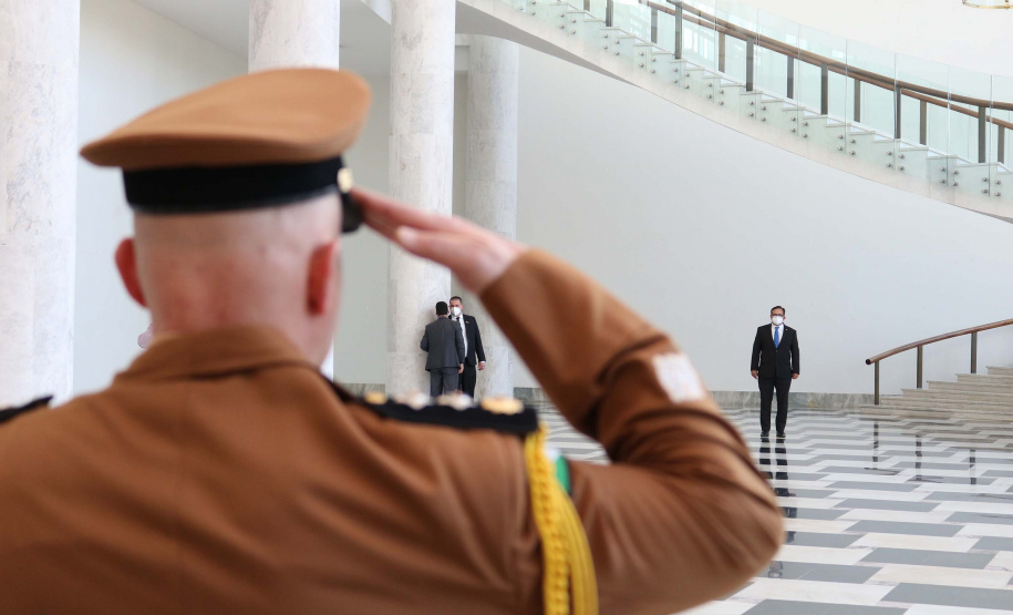 O vice-governador Darci Piana recebeu nesta sexta-feira (22) o embaixador da Costa Rica no Brasil, Norman Lizano Ortiz, e uma comitiva daquele país da América Central, para discutir possibilidades de intensificar relacionamento e trocas comerciais. O encontro foi realizado no Palácio Iguaçu.Foto: Camila Tonett