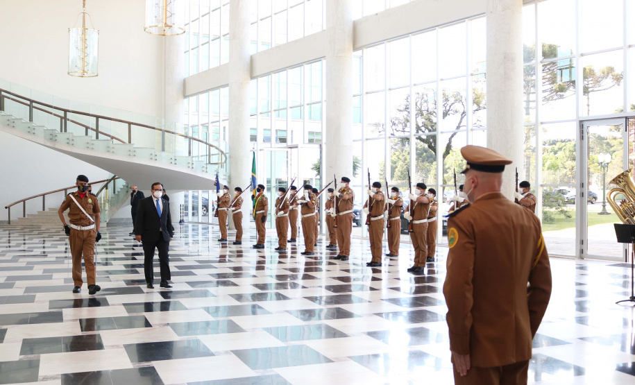 O vice-governador Darci Piana recebeu nesta sexta-feira (22) o embaixador da Costa Rica no Brasil, Norman Lizano Ortiz, e uma comitiva daquele país da América Central, para discutir possibilidades de intensificar relacionamento e trocas comerciais. O encontro foi realizado no Palácio Iguaçu.Foto: Camila Tonett
