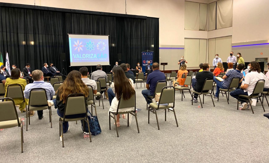 A Celepar assinou um termo de cooperação técnica com o Tribunal de Justiça do Estado do Paraná (TJPR) com o objetivo de promover uma troca de experiências entre as instituições, além de buscar soluções inovadoras na prestação de serviços judiciários. A assinatura ocorreu durante o evento Valorização - Jornada de Ideação da Magistratura com Foco no Trabalho de Direção do Fórum, em Foz do Iguaçu. -  Foz do Iguaçu, 22/10/2021 - Foto: Celepar