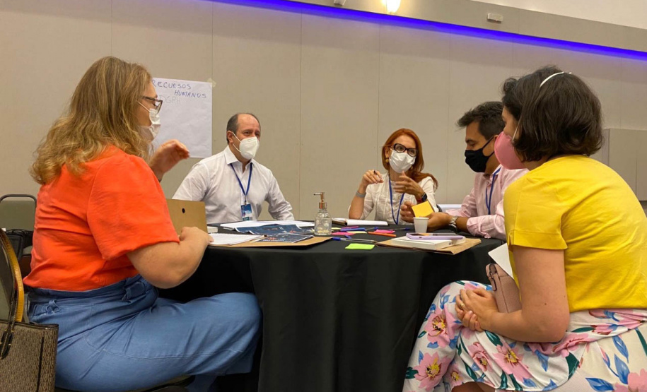 A Celepar assinou um termo de cooperação técnica com o Tribunal de Justiça do Estado do Paraná (TJPR) com o objetivo de promover uma troca de experiências entre as instituições, além de buscar soluções inovadoras na prestação de serviços judiciários. A assinatura ocorreu durante o evento Valorização - Jornada de Ideação da Magistratura com Foco no Trabalho de Direção do Fórum, em Foz do Iguaçu. -  Foz do Iguaçu, 22/10/2021 - Foto: Celepar